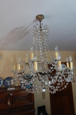 un lustre suspendu au plafond d'une pièce