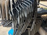 beaucoup de chaises empilées sur les marches