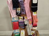 une palette en bois sur laquelle sont posées de nombreuses paires de chaussettes