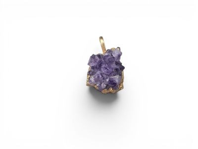 un pendentif en améthorate et diamant sur fond blanc