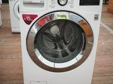 une machine à laver posée sur le sol