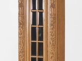 une horloge de parquet en bois exposée sur un fond blanc