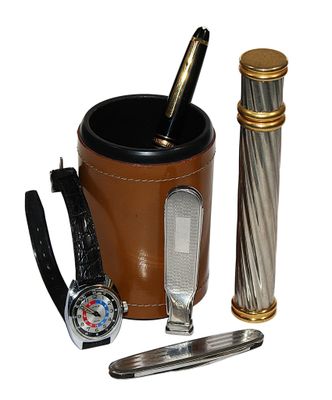 un étui en cuir contenant une montre, un stylo et un couteau