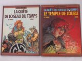 deux livres posés sur une table, sur fond blanc, et une femme aux cheveux roux vêtue d'une robe verte