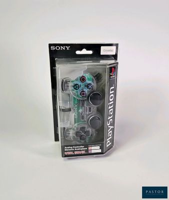 une boîte contenant une manette de jeu, posée sur une surface blanche