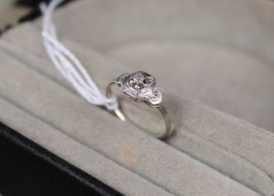 une bague qui se trouve dans une boîte sur une table