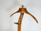 une sculpture en bois représentant un oiseau, posée sur un socle