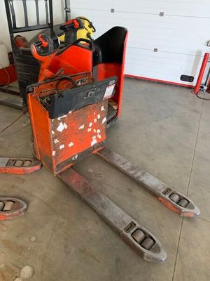 un chariot élévateur équipé d'une fourche, dans un garage