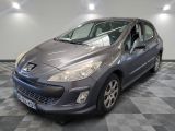 la voiture grise est garée dans le garage sur le sol en damier