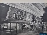 photographie en noir et blanc d'une pièce avec une fresque murale sur le mur