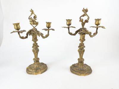 paire de candélabres anciens en laiton avec fleurs et feuilles