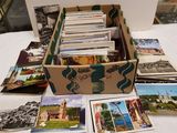 une boîte remplie de cartes postales posée sur une table