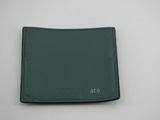 un portefeuille en cuir vert posé sur une table blanche