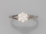 une bague de fiançailles ornée d'un diamant unique au centre