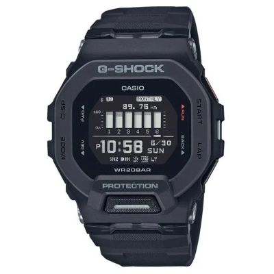 un gros plan d'une montre sur un fond blanc avec un fond blanc