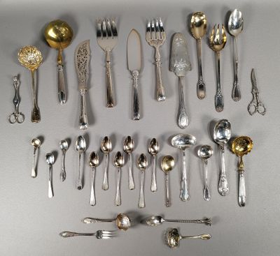 beaucoup de cuillères et de couteaux à cuillère sur la table