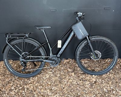 un vélo garé contre un mur