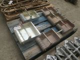 de nombreux objets métalliques posés sur une palette