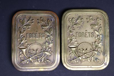 two silver bars with the words forgets and forgets on them
