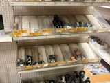 de nombreuses étagères proposant différents types de quincaillerie dans le magasin