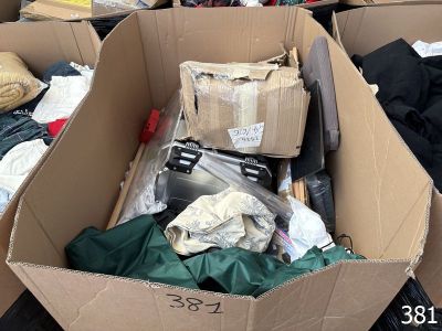 une boîte en carton contenant de nombreux objets divers