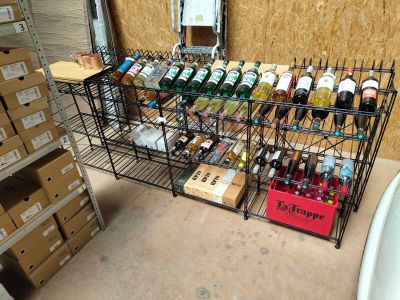 de nombreuses bouteilles de vin rangées sur un casier dans une pièce