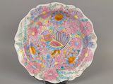 une assiette rose décorée d'un papillon et de fleurs