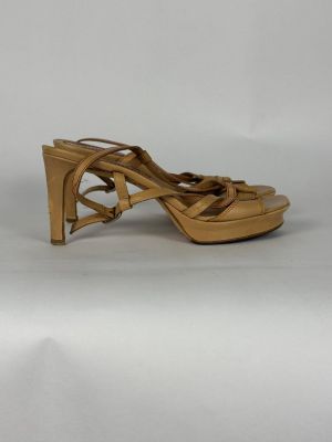 une image représentant une paire de chaussures pour femme posée sur une surface blanche