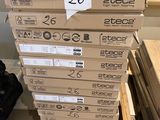 une pile de boîtes posées sur une palette dans une pièce
