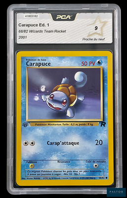 gros plan d'une carte pokemon sur fond noir