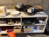 une étagère sur laquelle sont posés tout un tas de plats et de casseroles