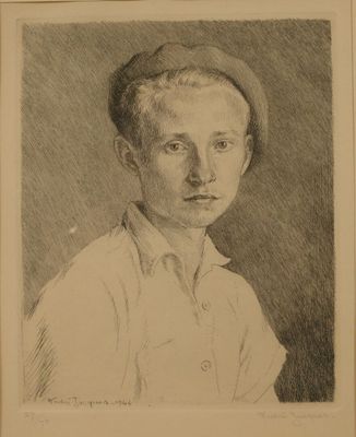 portrait d'un jeune garçon vêtu d'une chemise blanche et d'un chapeau