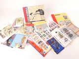 une pile de livres posés sur une table