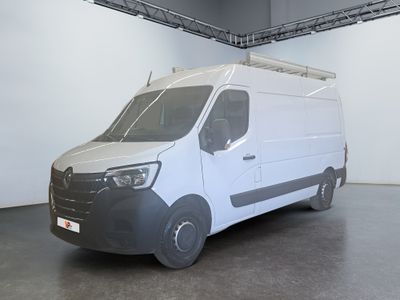 une photo d'une camionnette blanche garée à l'intérieur d'un bâtiment
