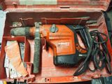 une boîte à outils orange contenant un marteau et d'autres outils