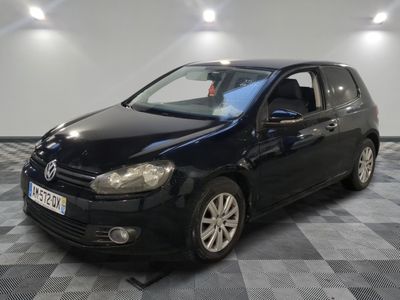 la volkswagen golf noire est garée sur un carrelage à carreaux