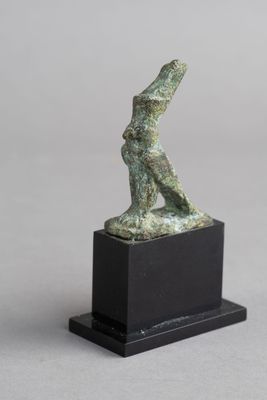 sculpture en bronze représentant une femme, posée sur un socle noir