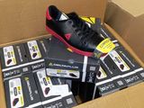 une boîte contenant une paire de chaussures noires et rouges