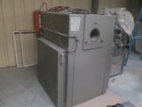 a machine that is sitting on the ground next to a building