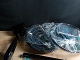 beaucoup d'assiettes en plastique posées sur une table avec une poignée noire