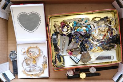 une boîte remplie de bijoux assortis sur une table