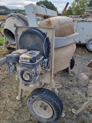 une machine posée à même le sol, dans la terre