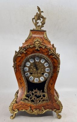 une petite horloge posée sur une table