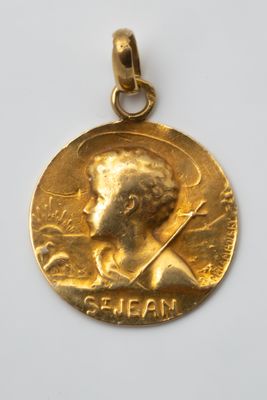 gros plan d'une pièce d'or sur laquelle figure le visage d'un homme
