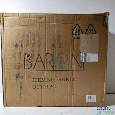une boîte en carton posée sur une table