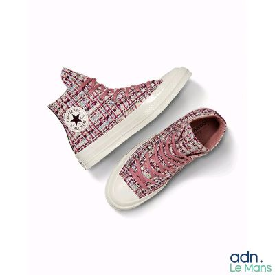 des chaussures Converse ornées d'un motif à carreaux roses et blancs