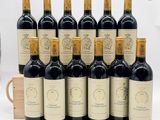 de nombreuses bouteilles de vin alignées les unes à côté des autres