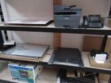 beaucoup de fournitures de bureau sur les étagères de la pièce