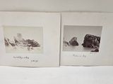 deux photos en noir et blanc de rochers sur la plage