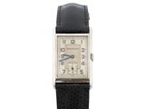 une image de montre sur fond blanc